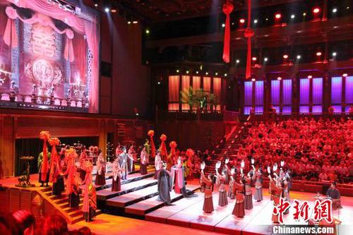 图为大婚仪典?！∷镦面?摄