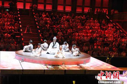 礼乐声起，钟鼓谐鸣。整场演出纵贯人的一生，演绎圣贤君子“由凡入圣”的过程。　孙婷婷 摄