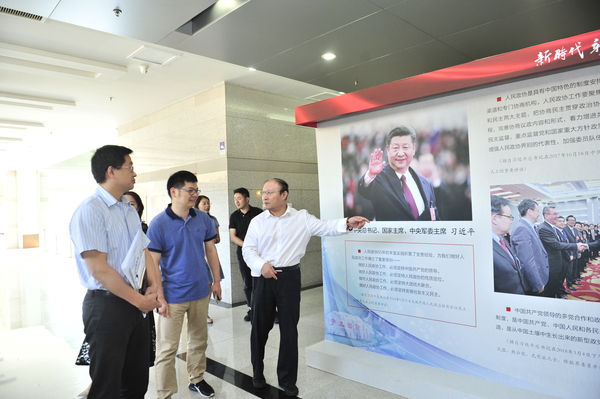 人民政协报社党组副书记、副总编辑张宝川介绍人民政协报社社史。