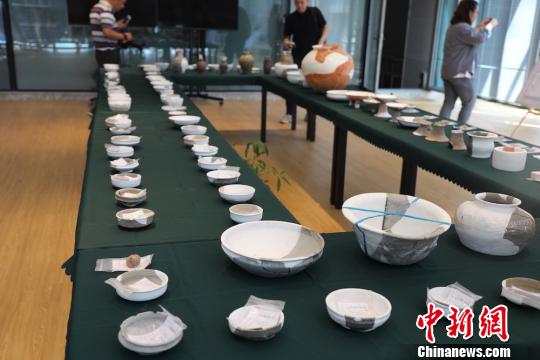 图为梅里遗址出土的文物遗存?！」芤嗝?摄