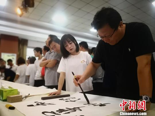 图为全国书法名家走进县区，用丹青妙笔绘崆峒之圣境、写泾水之神奇?！∥航ň?摄