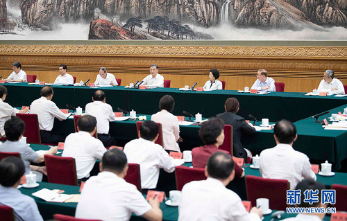 7月25日，中华人民共和国成立70周年民族工作创新与发展座谈会在北京召开。中共中央政治局常委、全国政协主席汪洋出席会议并讲话。 新华社记者 李涛 摄