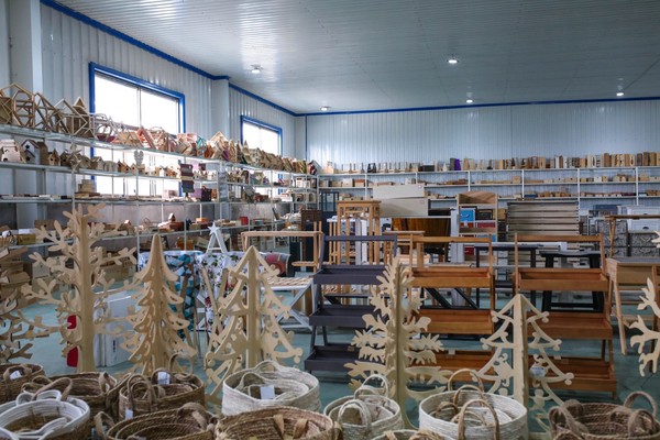 图说：山东曹县生产的木制品做工精美、工艺精湛，成了全国唯一的中国木制品跨境电商产业带