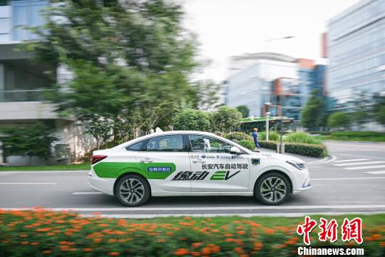 图为汽车进行5G自动驾驶开放道路场景运营。　主办方供图 摄