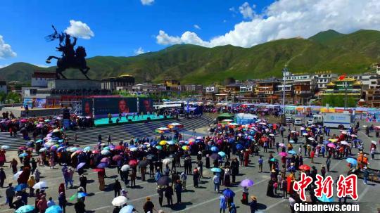 青海玉树举行藏模大赛弘扬藏服饰文化