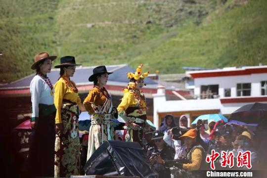 图为参加藏模大赛的选手进行服饰展示?！≌粤菟?摄