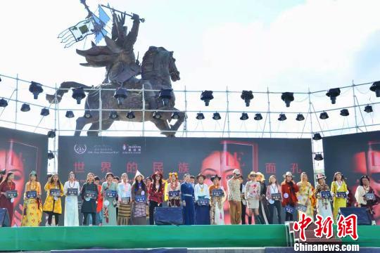 图为进入复赛的参赛选手合影留念?！÷车ぱ?摄