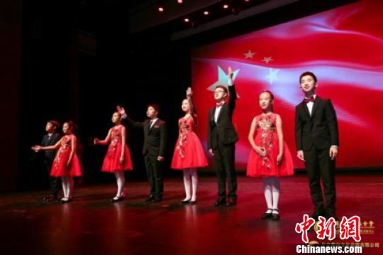 图为曹灿艺术团朗诵《中国红》。供图