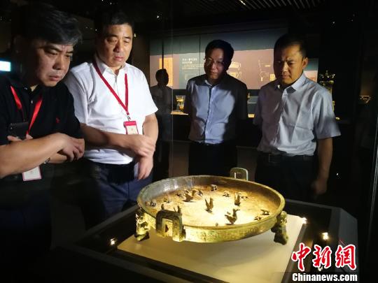 “晋公盘”内有多个浮雕、圆雕动物，其中圆雕动物能在装置原处作360度转动，体现我国春秋时期青铜器制作的最高工艺水平。　杨杰英 摄