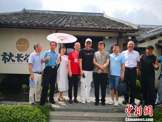 图为来自粤港澳大湾区和全国各地的诗人在叶挺将军的家乡参观 陈婷 摄