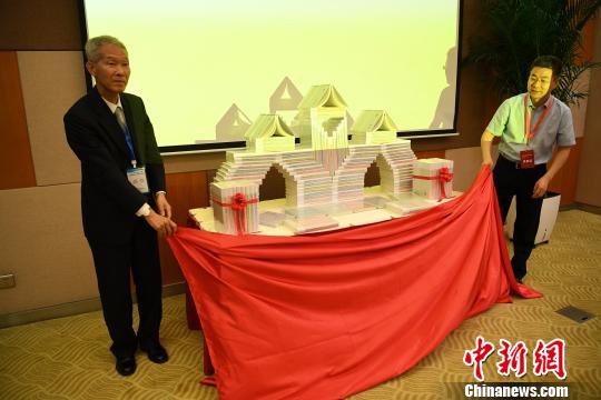 著作者代表金子修一与陕西省委宣传部副部长、陕西省新闻出版局(省版权局)局长程宁博为新书揭幕?！√锝?摄