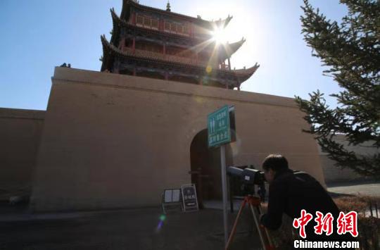 图为工作人员正在对嘉峪关关城进行日常数据监测，以实现预防性?；ぁ?资料图) 钟欣 摄