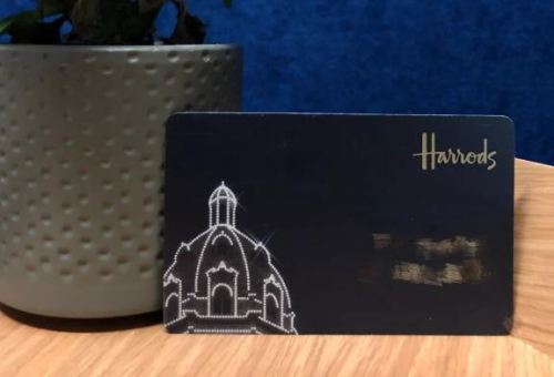 黑卡是哈罗德百货最高等级的积分卡(来源:英国《华闻周刊》) 点击进入下一页