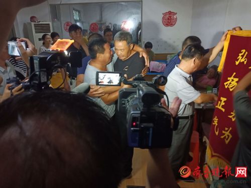 教师托举坠海男孩遇难 哥哥:他不会游泳却救人心切