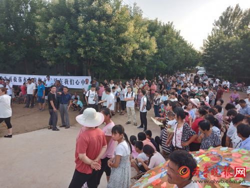 教师托举坠海男孩遇难 哥哥:他不会游泳却救人心切