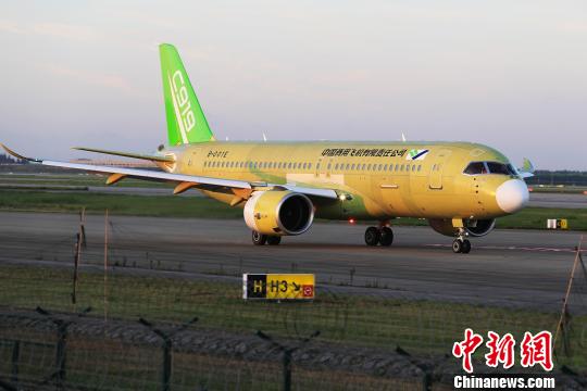 中国商飞C919大型客机104架机在上海浦东国际机场滑行道上滑行?！∫罅⑶?摄