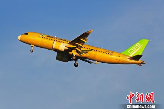 中国商飞C919大型客机104架机于5时32分从上海浦东国际机场第四跑道起飞?！∫罅⑶?摄