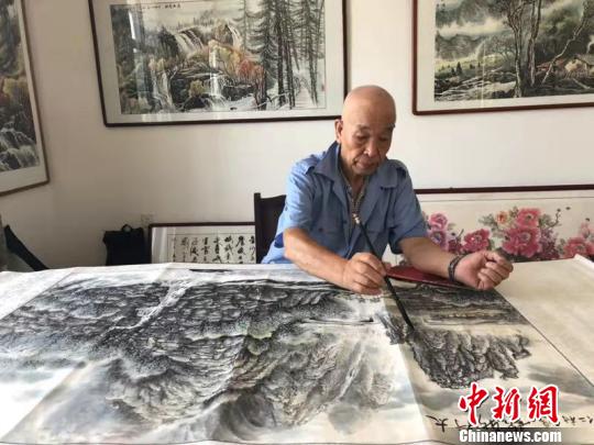 七旬退休火车司机痴迷国画绘就高铁与太行山水相融画卷