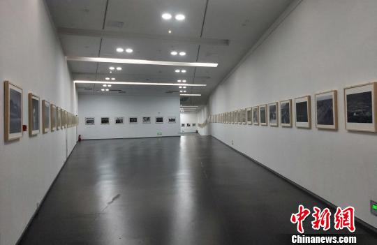 “长城脚下是故乡-山西长城影像志”摄影作品中外十城市巡展1日在山西太原美术馆首展?！⊙钆迮?摄