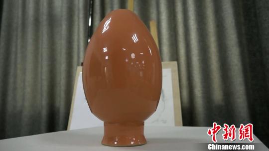 普琼是拉萨市尼木县民间陶艺人，自13岁开始至今从事陶艺工作，2019年被评为市级非物质文化遗产传承人。至今，普琼以“指尖旋转”的制陶绘就其30多年陶艺人生。图为拉萨市尼县中学在美术实践教学中烧制的陶器?！」鄙＠?摄