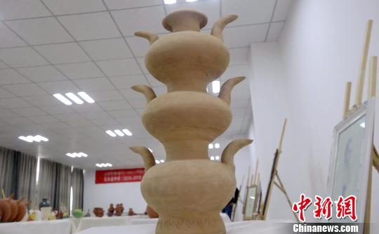 普琼是拉萨市尼木县民间陶艺人，自13岁开始至今从事陶艺工作，2019年被评为市级非物质文化遗产传承人。至今，普琼以“指尖旋转”的制陶绘就其30多年陶艺人生。图为拉萨市尼县中学在美术实践教学中烧制的创新型陶壶?！」鄙＠?摄