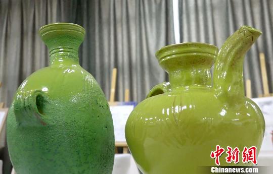 普琼是拉萨市尼木县民间陶艺人，自13岁开始至今从事陶艺工作，2019年被评为市级非物质文化遗产传承人。至今，普琼以“指尖旋转”的制陶绘就其30多年陶艺人生。图为拉萨市尼县中学在美术实践教学中烧制的釉子(彩陶)?！」鄙＠?摄