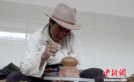 普琼是拉萨市尼木县民间陶艺人，自13岁开始至今从事陶艺工作，2019年被评为市级非物质文化遗产传承人。至今，普琼以“指尖旋转”的制陶绘就其30多年陶艺人生。图为普琼在拉萨市尼县中学教室内制作陶器。　贡桑拉姆 摄