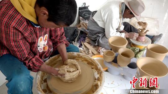 普琼是拉萨市尼木县民间陶艺人，自13岁开始至今从事陶艺工作，2019年被评为市级非物质文化遗产传承人。至今，普琼以“指尖旋转”的制陶绘就其30多年陶艺人生。图为拉萨市尼县中学学生学习制陶技艺?！」鄙＠?摄