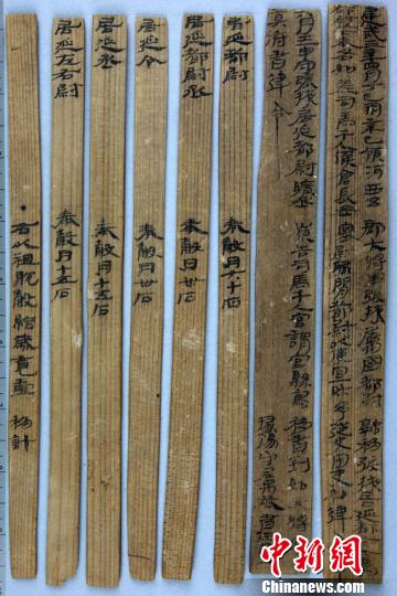 图为汉建武三年居延都尉吏奉例。　甘肃省文物局供图 摄