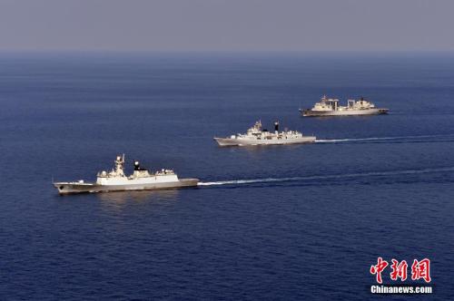 资料图：第二十二批护航编队与第二十三批护航编队分航。 中新社记者 张海龙 摄