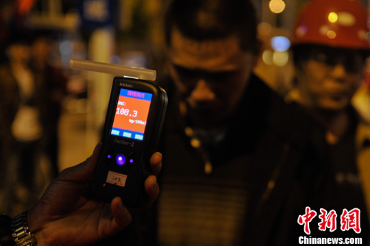 资料图：交警查酒驾醉驾。<a target='_blank' href='http://www.chinanews.com/'>中新社</a>发 刘冉阳 摄