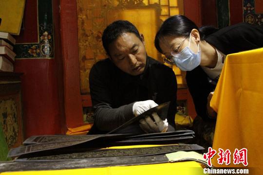 图为罗布林卡管理处两位工作人员登记古籍?！≌岳?摄