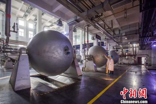 图为阿胶生产化皮新工艺——蒸球加压化皮工序?！±钚?摄