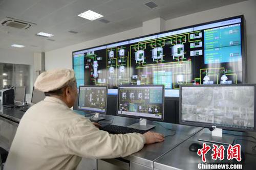 图为东阿阿胶智能化微机自控室?！±钚?摄