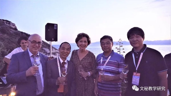 在第52届国际速联大会期间，九三王选关怀基金会副秘书长赵鑫（右二）、九三学社社员唐骥（右一）与国际速联主席（中）及国际速联秘书长（左一）合影