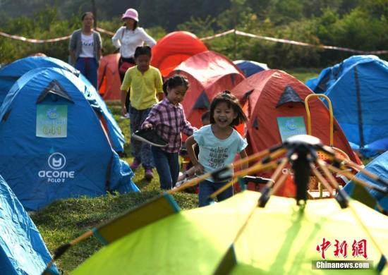 资料图：小朋友在露营基地欢快的玩耍。王东明 摄