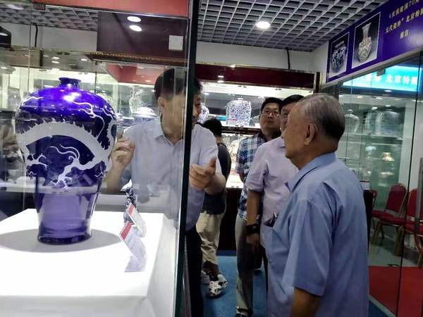 8月4日，庆祝新中国成立70周年元代瓷珍北京特展在京开幕。图为参观者在观看展品。