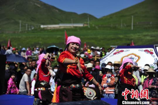 图为舞蹈《挤奶歌》。　崔琳 摄