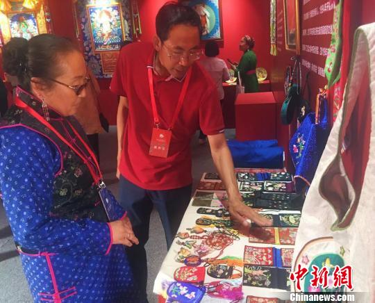 图为蒙绣文创产品吸睛?！≌喷?摄