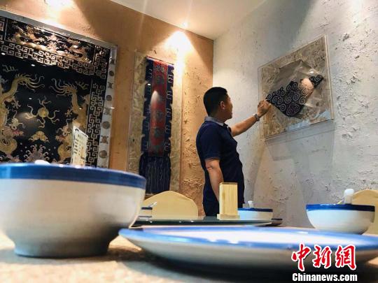 李维东在“老物件包厢”内介绍“陇锈”作品。　艾庆龙 摄