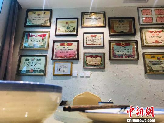 图为“博物馆餐厅”内布设的上世纪奖状?！“炝?摄