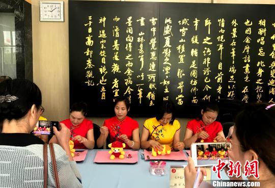 图为“秦观故里”高邮三垛七夕习俗“赛穿针乞巧”——待嫁之女七夕夜穿针引线，有向七仙女乞巧气的意思?！〈藜衙?摄