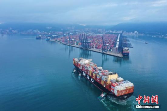 7月23日，位于深圳的盐田国际集装箱码头迎来目前全球最大运载量的集装箱船—“地中海古尔松”号首航。该轮全长400米、宽62米，可装载23756个标箱，总吨位230000吨，是当下全球航运市场最大的集装箱船舶。<a target='_blank' href='http://www.chinanews.com/'>中新社</a>发 王哲 摄