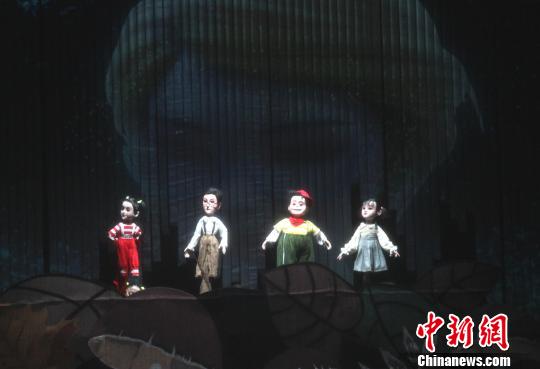 图为四位参加夏令营的孩子们在森林中意外被吸进一个宝盒里?！〈藜衙?摄