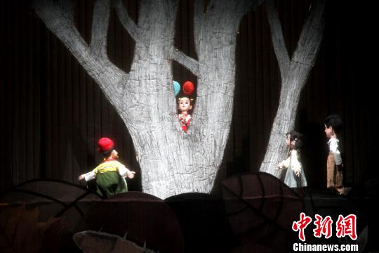 图为该剧采用3D全息投影技术，让观众们身临其境。　崔佳明 摄