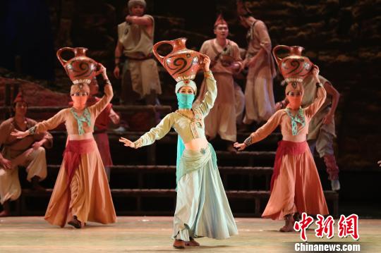 图为甘肃经典舞剧《丝路花雨》剧照。(资料图) 钟欣 摄