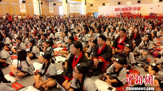 规模壮观的开笔礼现场?！⊙罘?摄