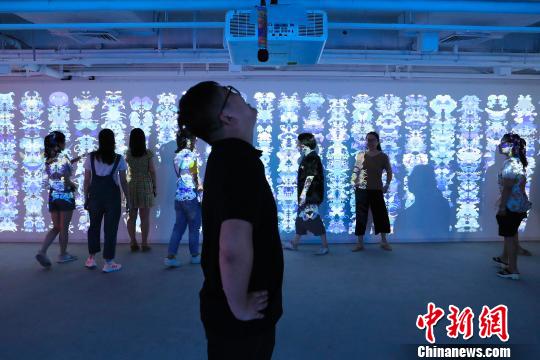 民众在艺术装置前体验不一样的听觉感观?！∫罅⑶?摄