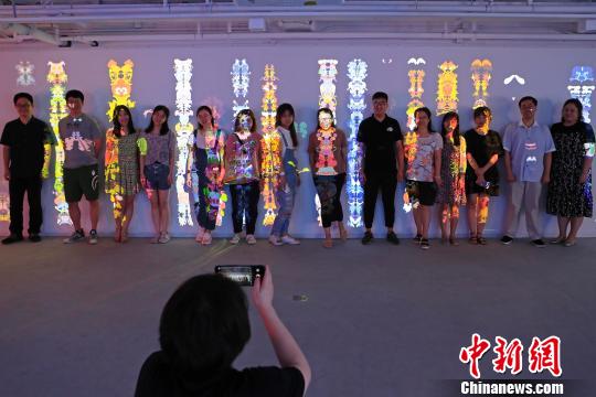 民众在艺术装置前合影留念?！∫罅⑶?摄