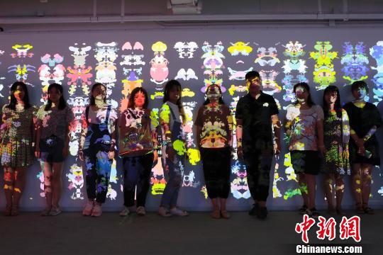 民众在艺术装置前合影留念。　殷立勤 摄